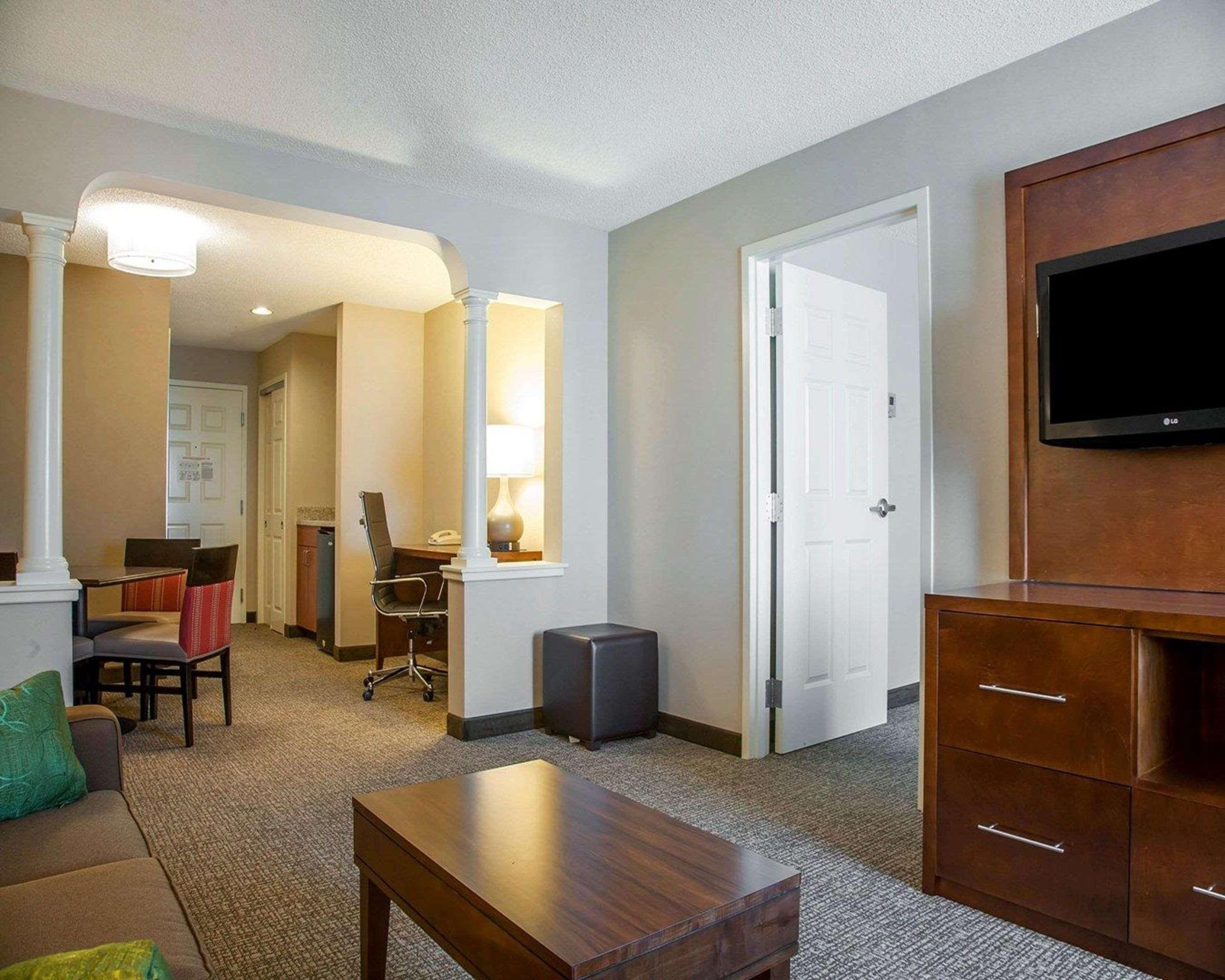 Comfort Suites West Warwick - Providence Exterior foto